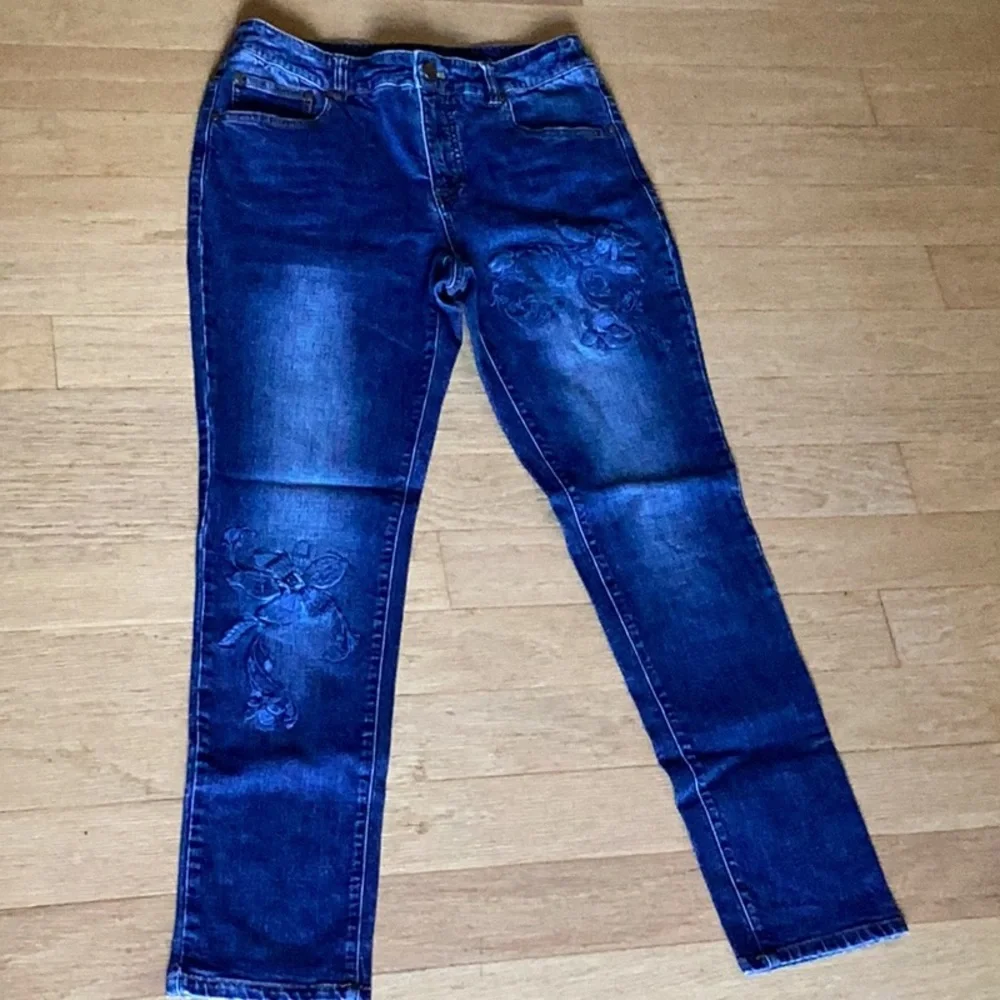 EUC Eric skinny jeans w/blue floral embroidery - Picture 1 of 12